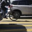 Les voitures dépassent trop près des cyclistes en ville suisse