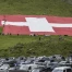 Le vent déchire un drapeau suisse géant au Säntis lors de la Fête nationale