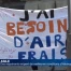 Des requérants manifestent contre la vie en abri PC