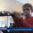 Des élèves découvrent les instruments d'une harmonie