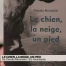 Le chien, la neige, un pied