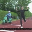 Lea Sprunger contre un municipal en Vespa sur 100 mètres !