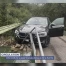 Une voiture suspendue dans le vide