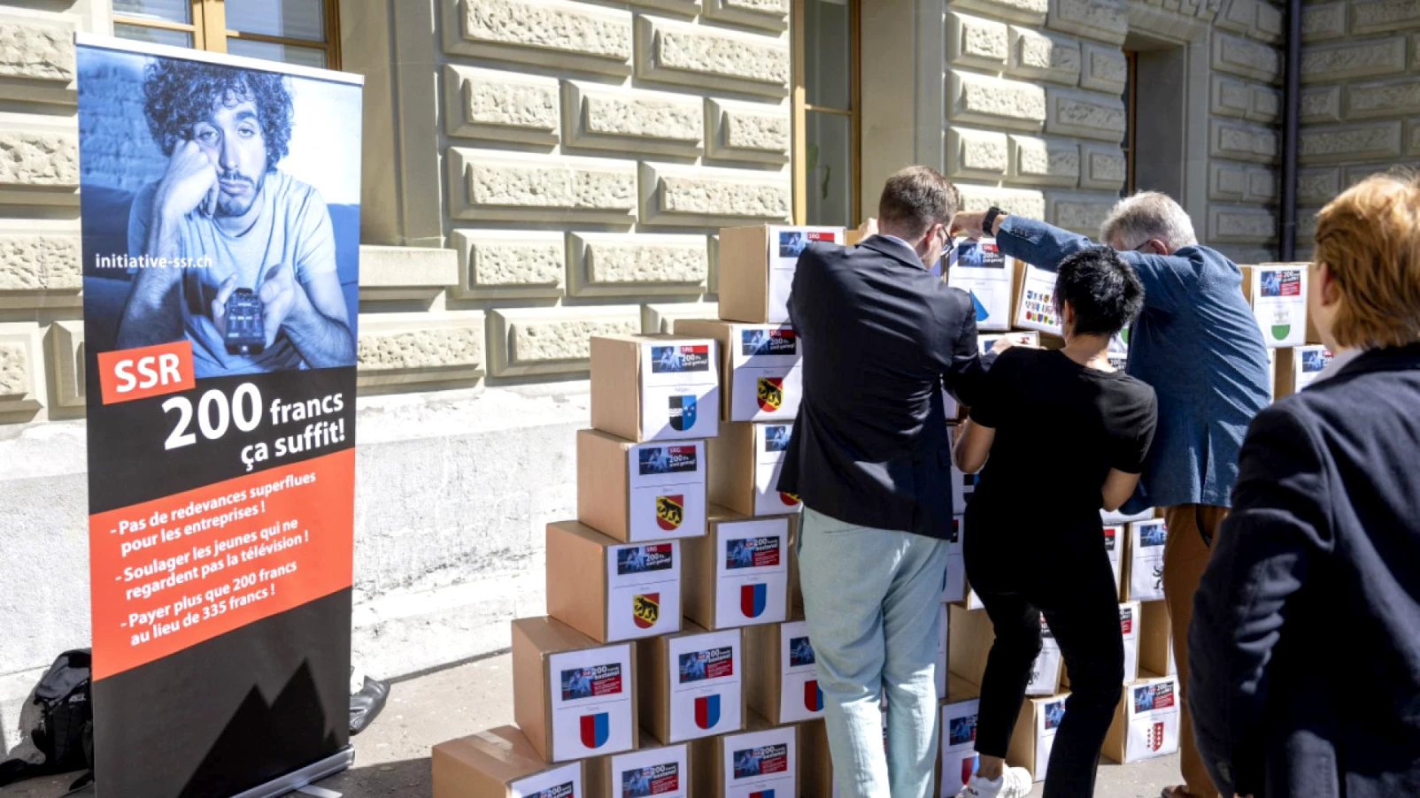 Le Conseil fédéral défend une SSR forte avec des moyens suffisants