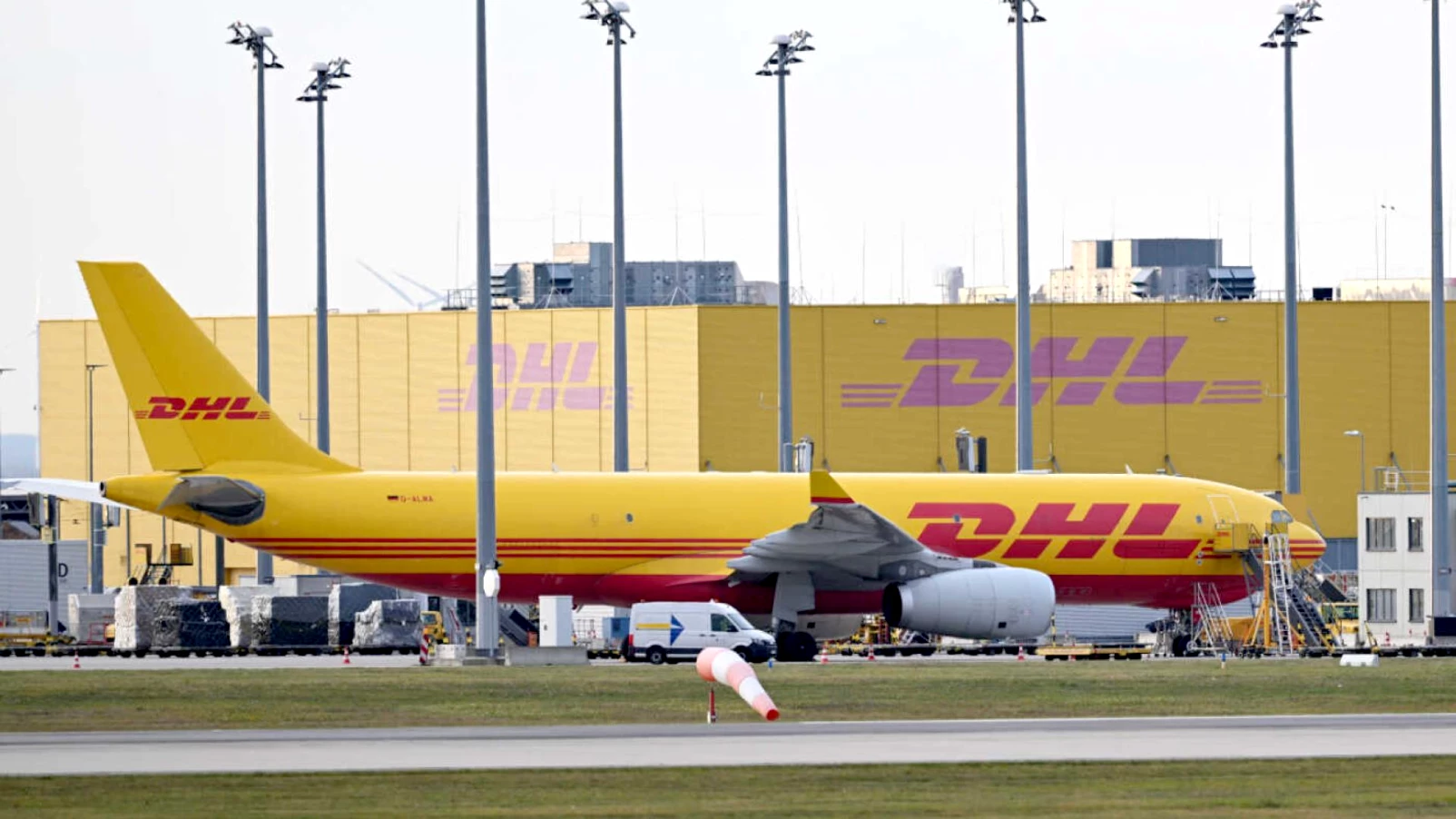 DHL confronté à des restrictions aériennes et maritimes dans le Golfe