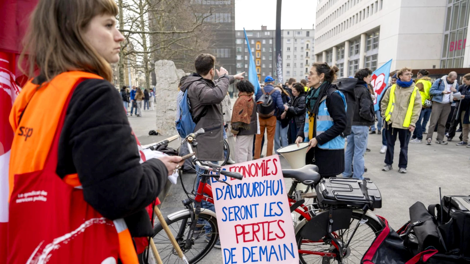 120 étudiants et chercheurs manifestent à Genève contre l'austérité