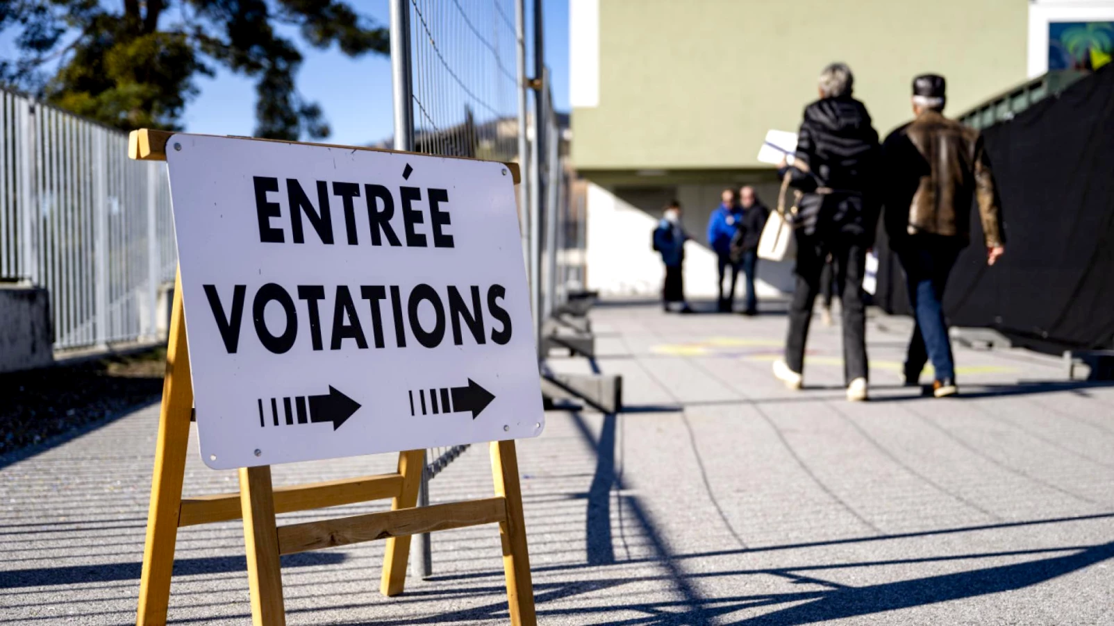 Votations: redevance SSR, impôts individuels, liquidités et climat