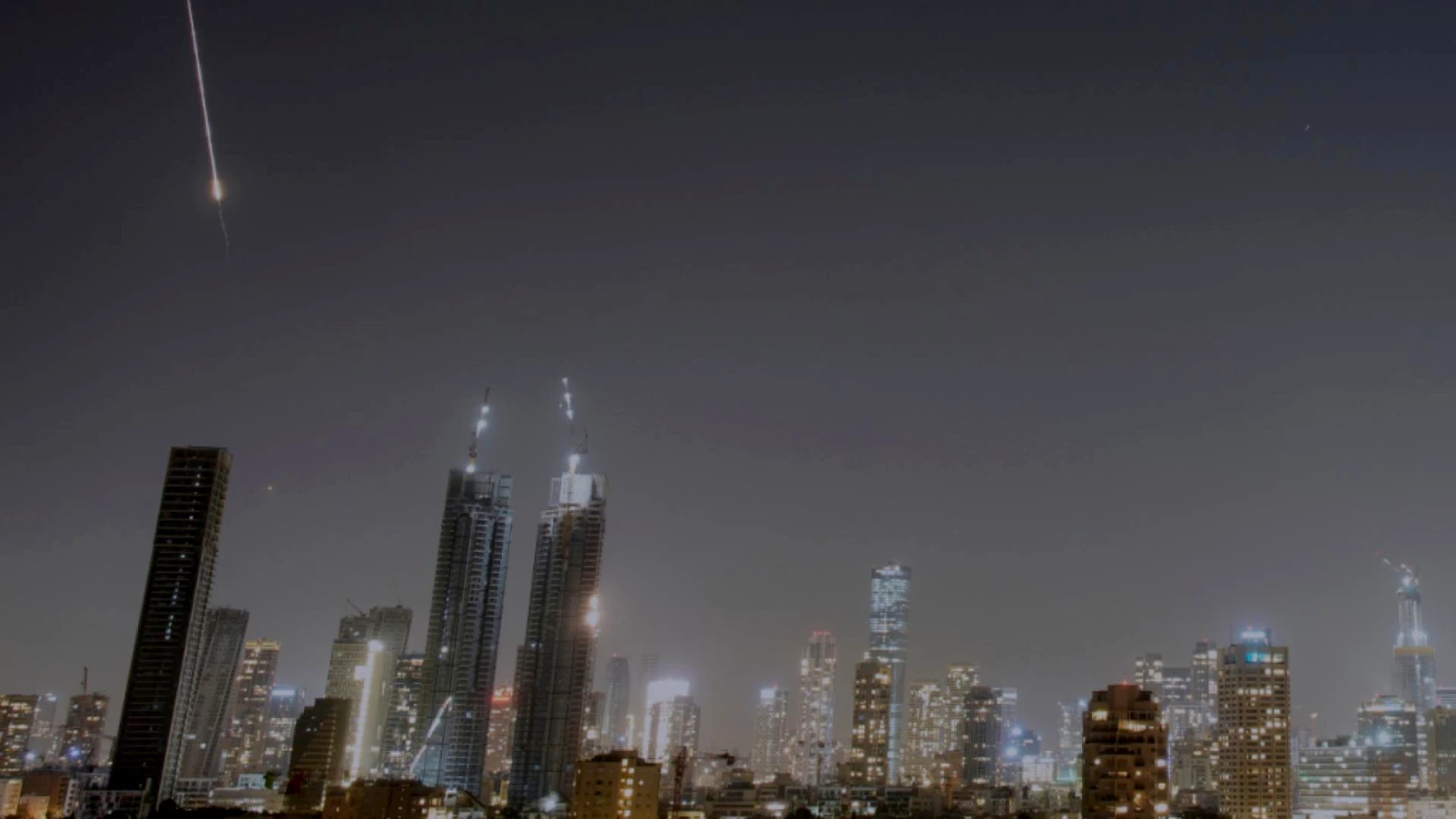 Deux tués par frappes iraniennes près de Tel-Aviv, débris et dégâts