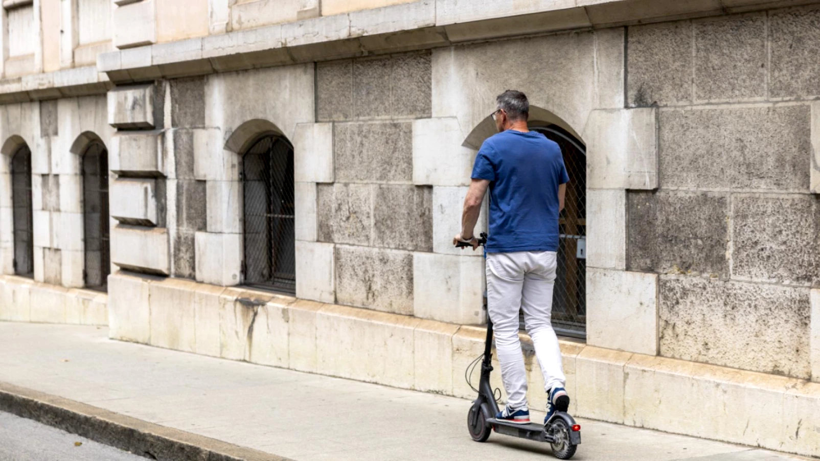 Bienne encadre les trottinettes électriques : vitesses et zones