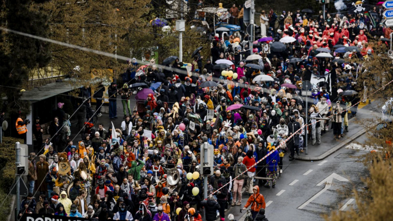 Lausanne : 4 000 à 5 000 personnes au carnaval antifasciste