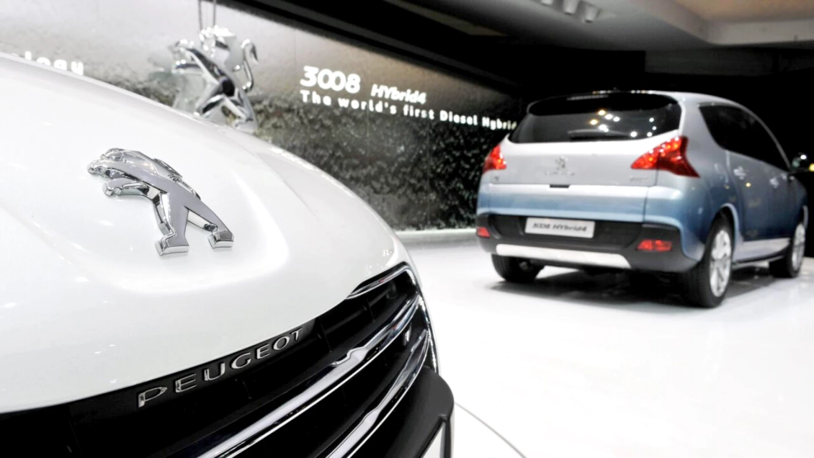 Stellantis rappelle 700 000 voitures hybrides pour risque d'incendie