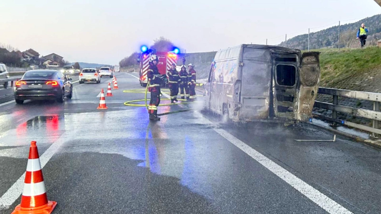 Voiture en feu sur l'autoroute A12 à Châtel-Saint-Denis : aucun blessé