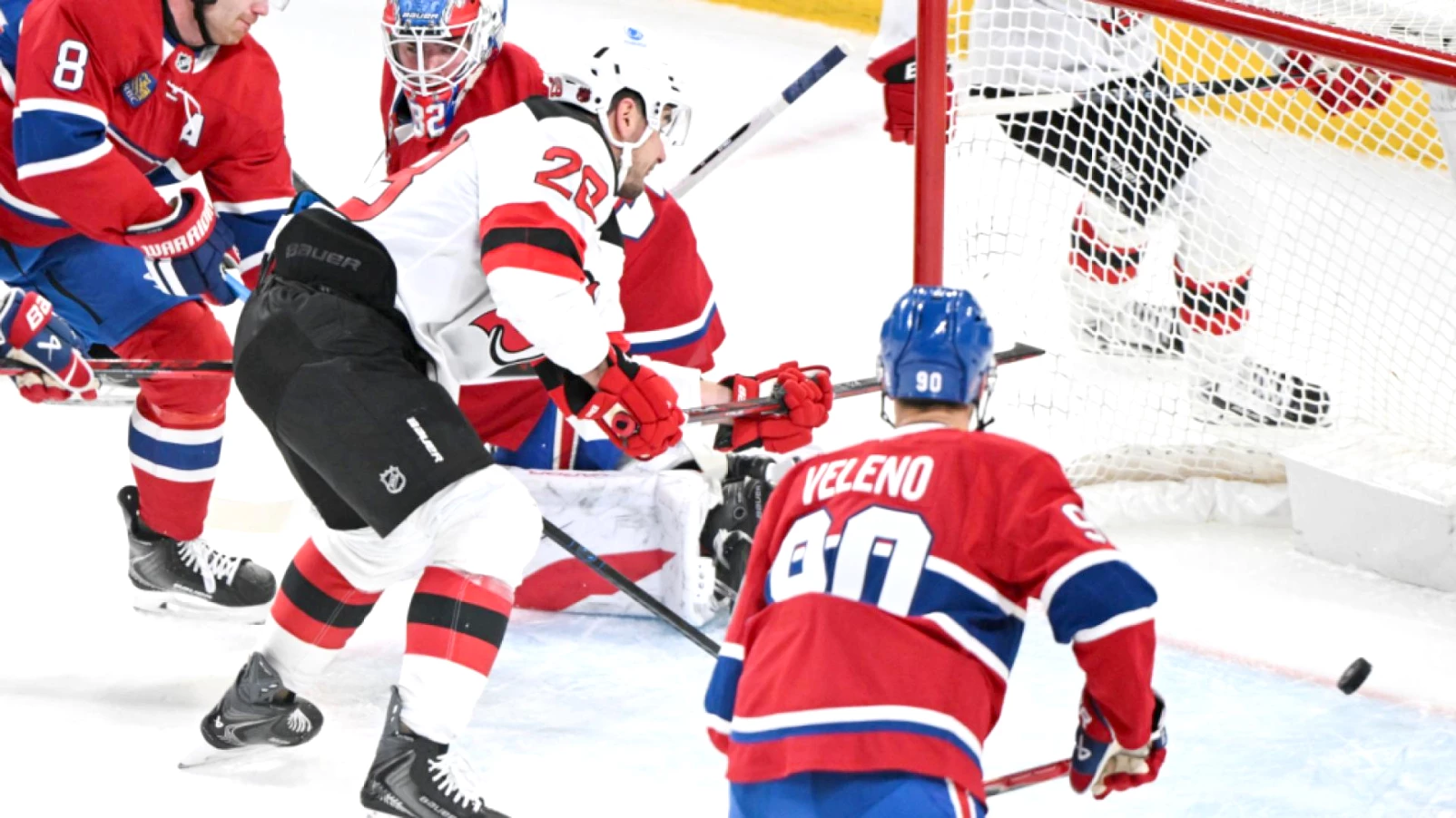 Les Devils gagnent à Montréal