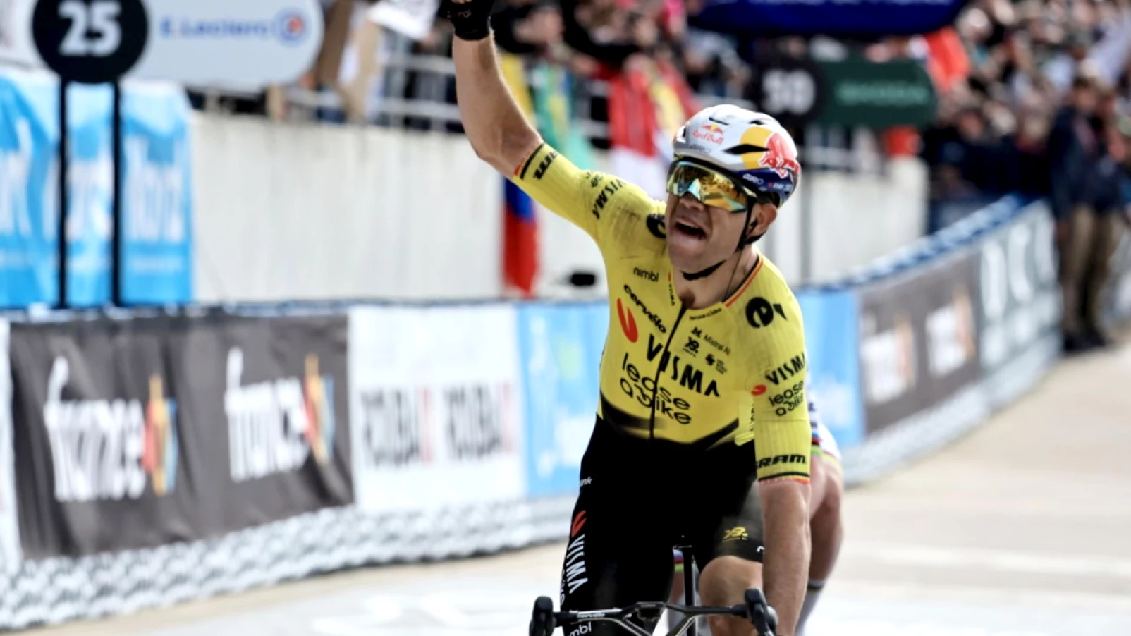 Wout van Aert domine Pogacar sur les pavés de Paris-Roubaix