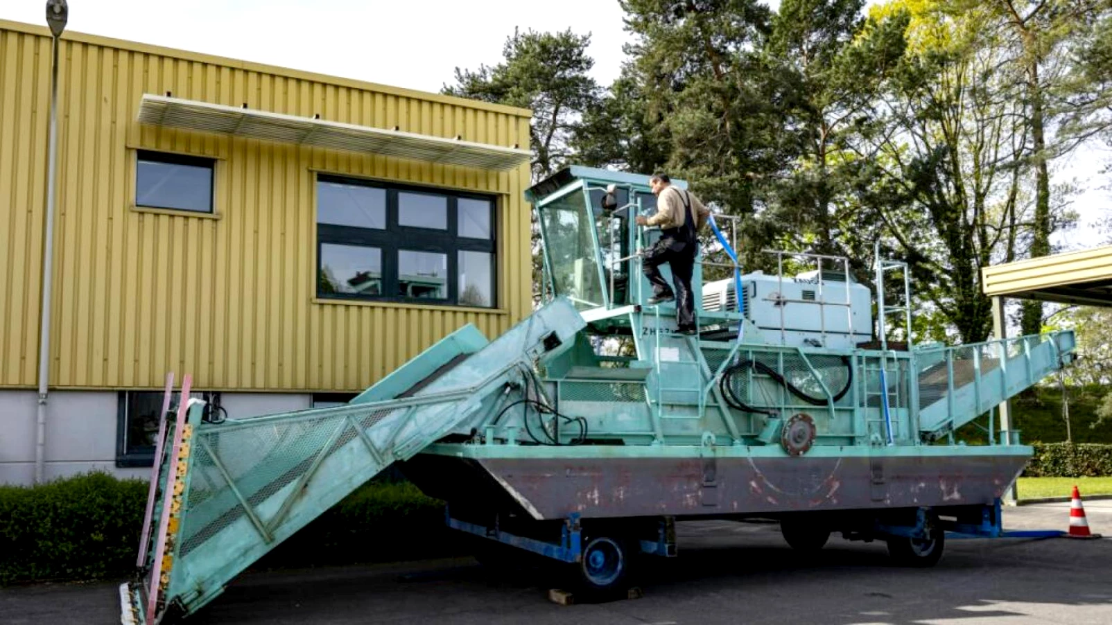 La faucardeuse zurichoise Seekuh reprend du service à Morges