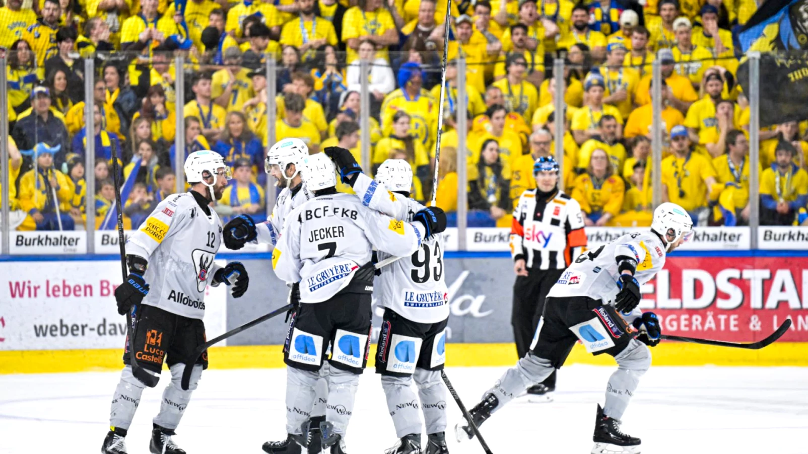 Fribourg-Gottéron s'impose à Davos en finale, coach challenge décisif