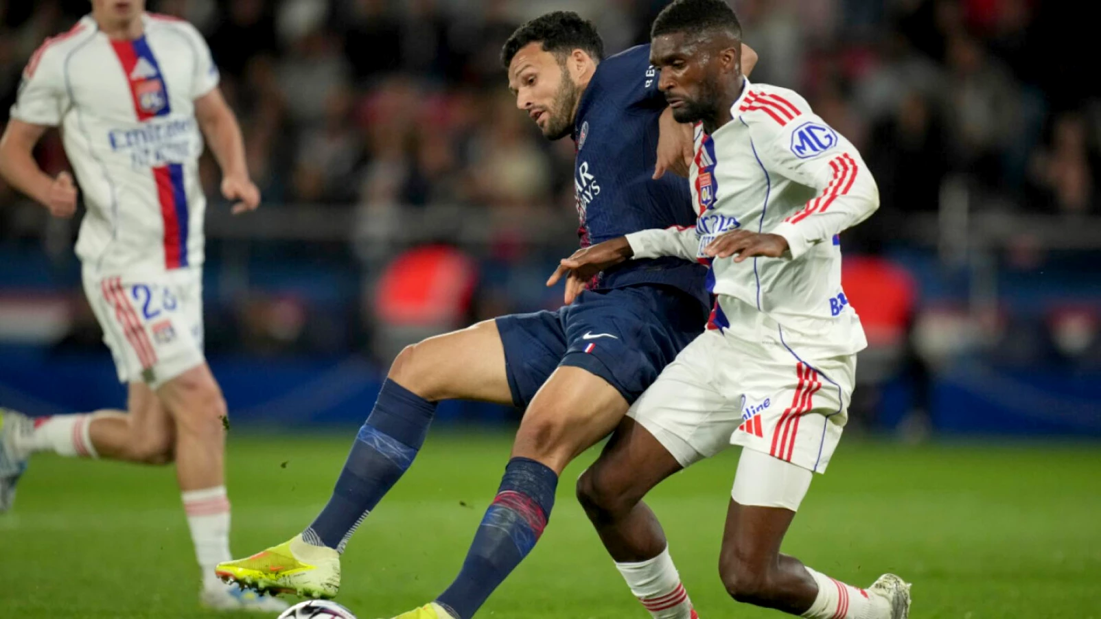 PSG battu 2-1 par Lyon au Parc : rate l'occasion de prendre le large