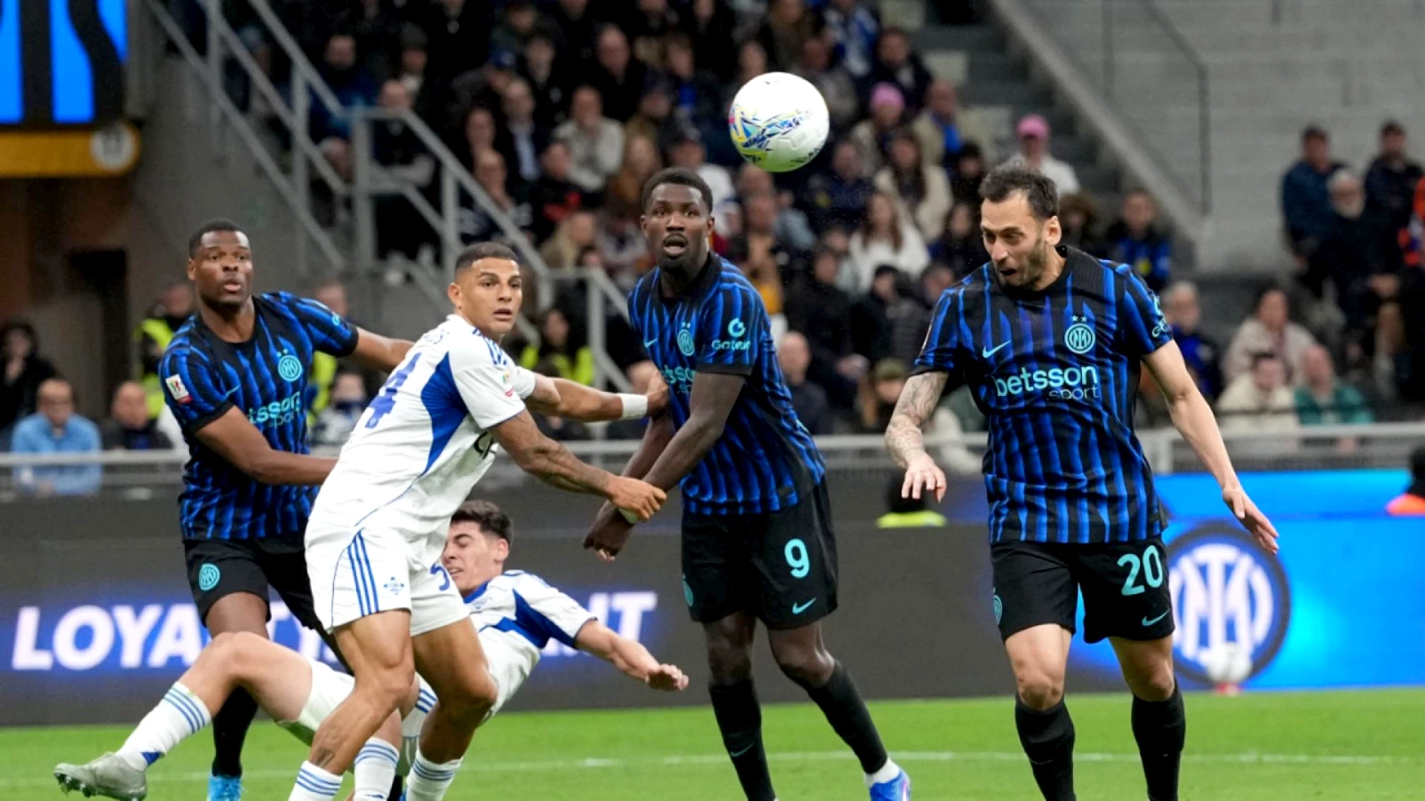 L'Inter file en finale de la Coupe d'Italie grâce à Calhanoglu