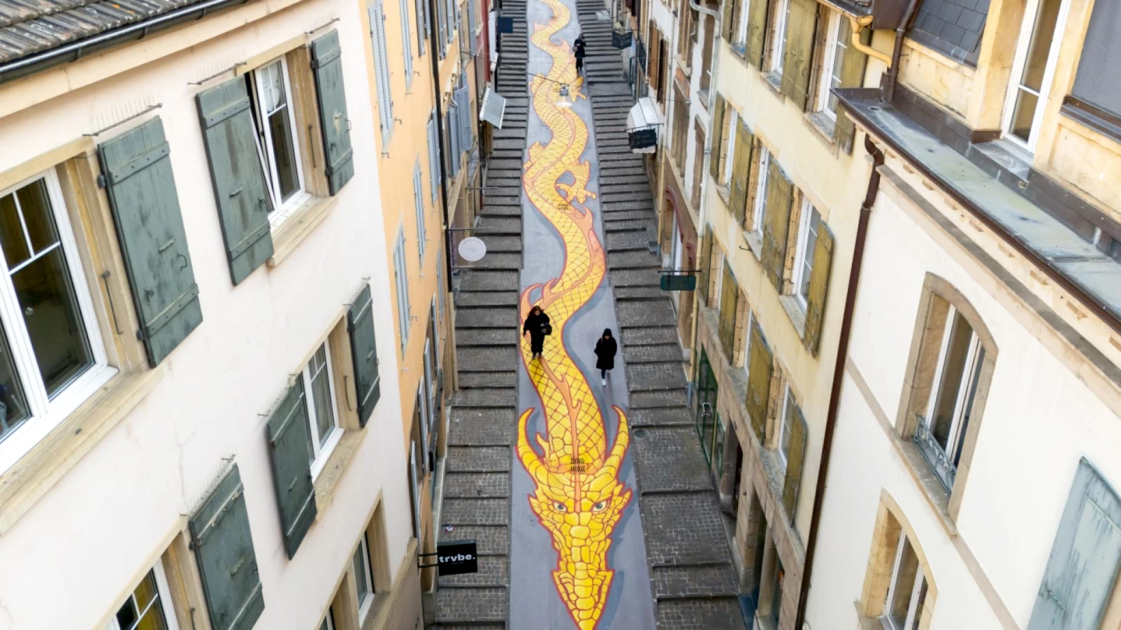 Neuchâtel : fresque dragon de John Howe serpente rue des Chavannes