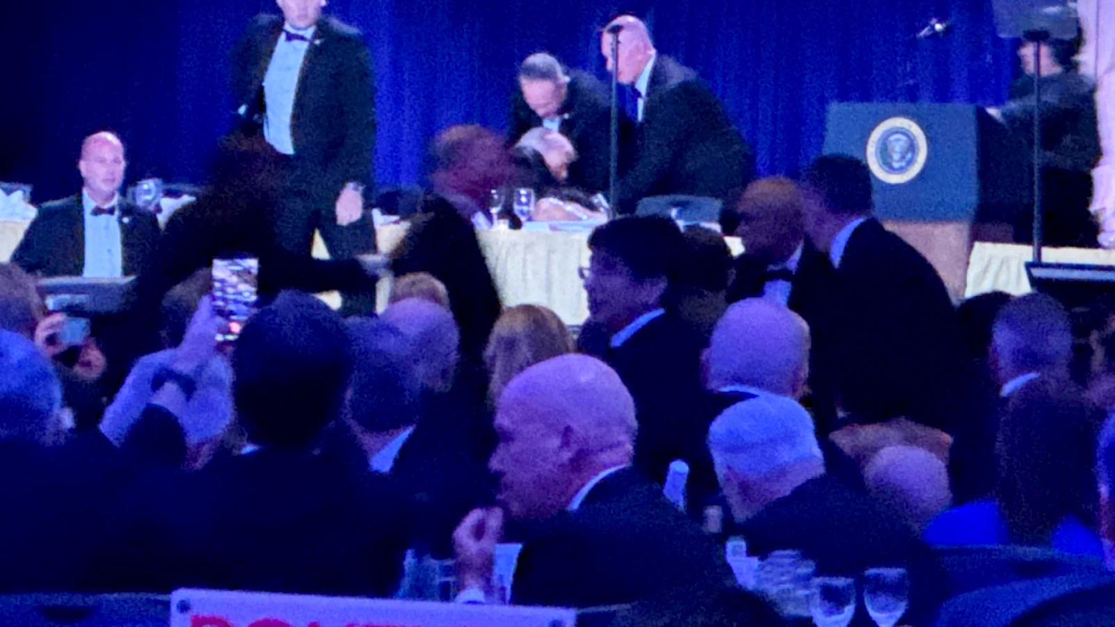 Trump évacué après des tirs au gala des correspondants à Washington