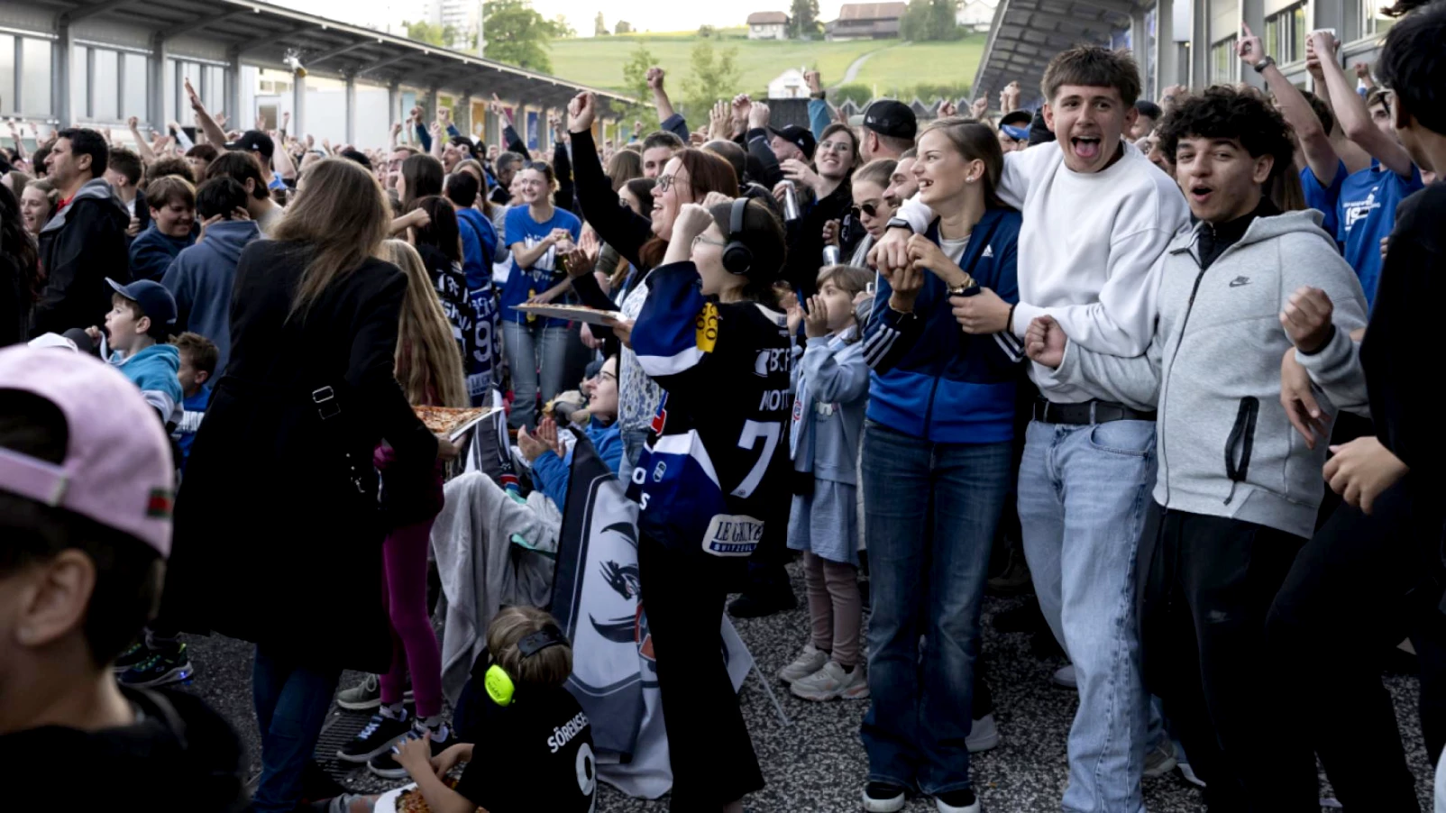Fribourg-Gottéron : accueil triomphal des champions de hockey