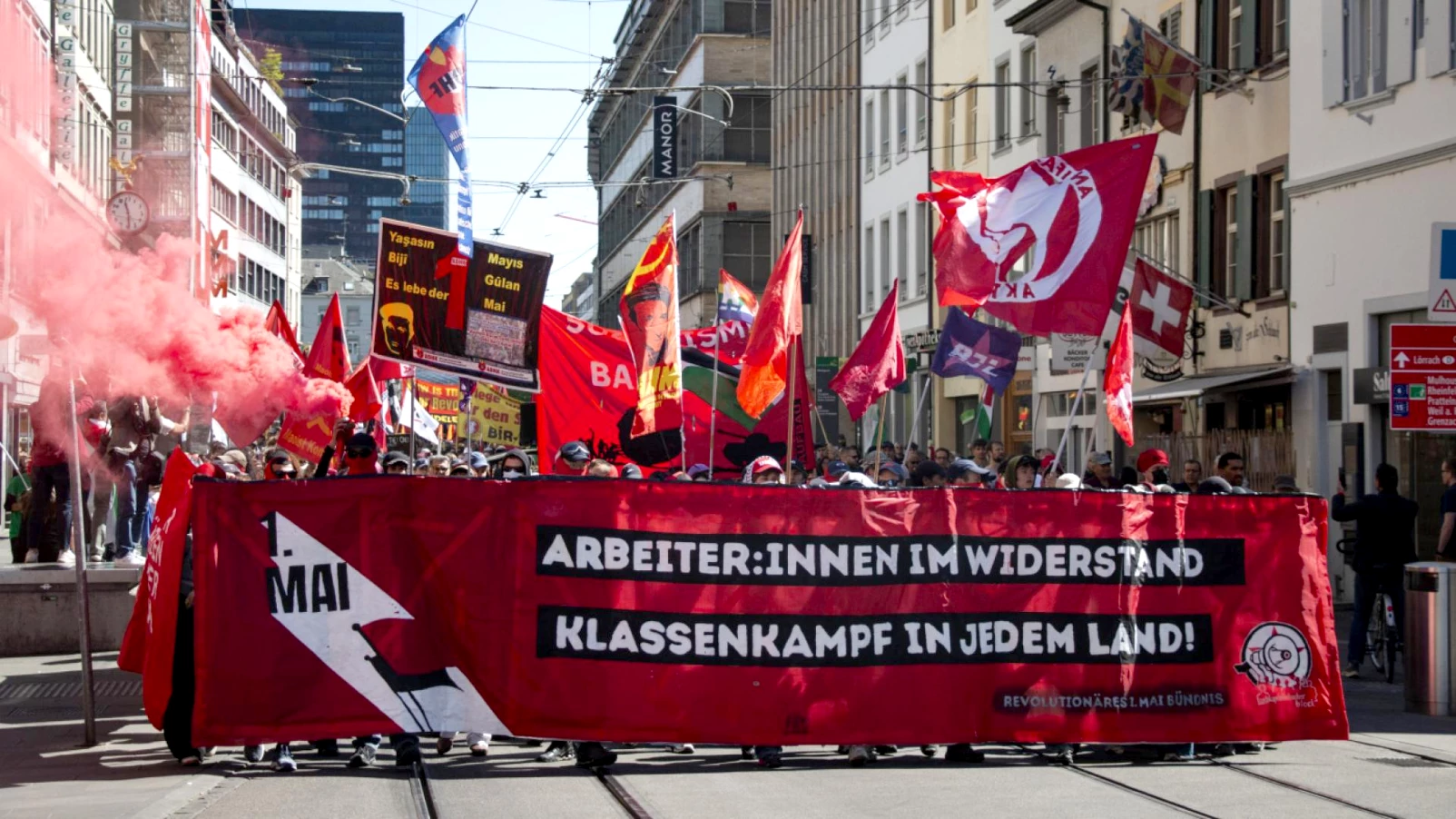 Le défilé du 1er mai à Bâle : cortège bifurque sans autorisation