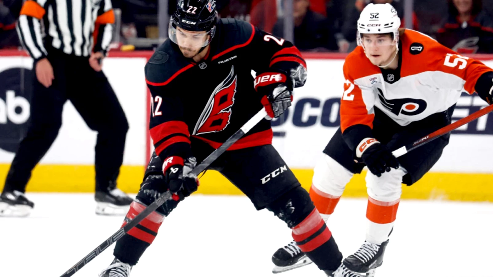 Logan Stankoven scelle la victoire des Hurricanes 3-0 sur les Flyers