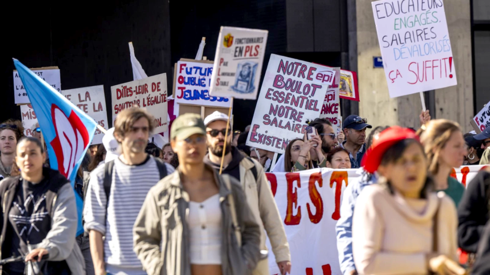 Genève : près de 3 000 fonctionnaires manifestent contre l'austérité