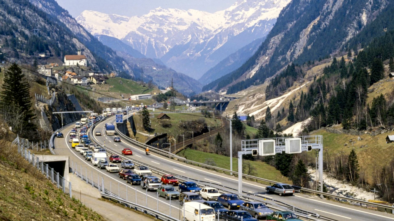 9 km de bouchon au tunnel du Gothard : plus d'1h30 d'attente