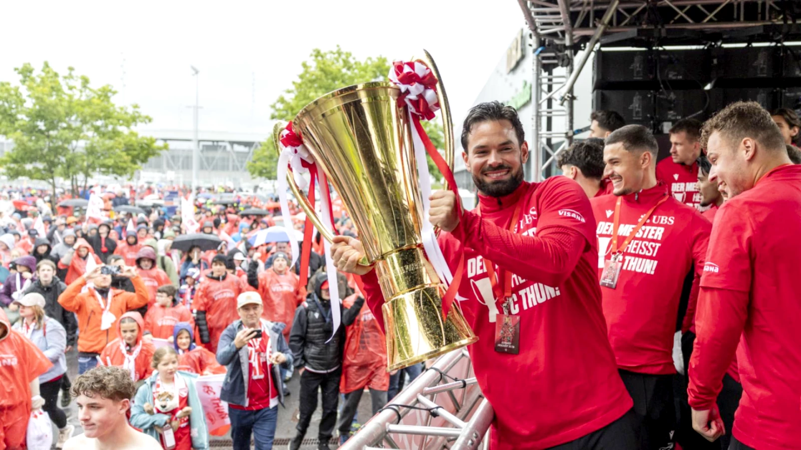 FC Thoune fête son titre de champion sous la pluie