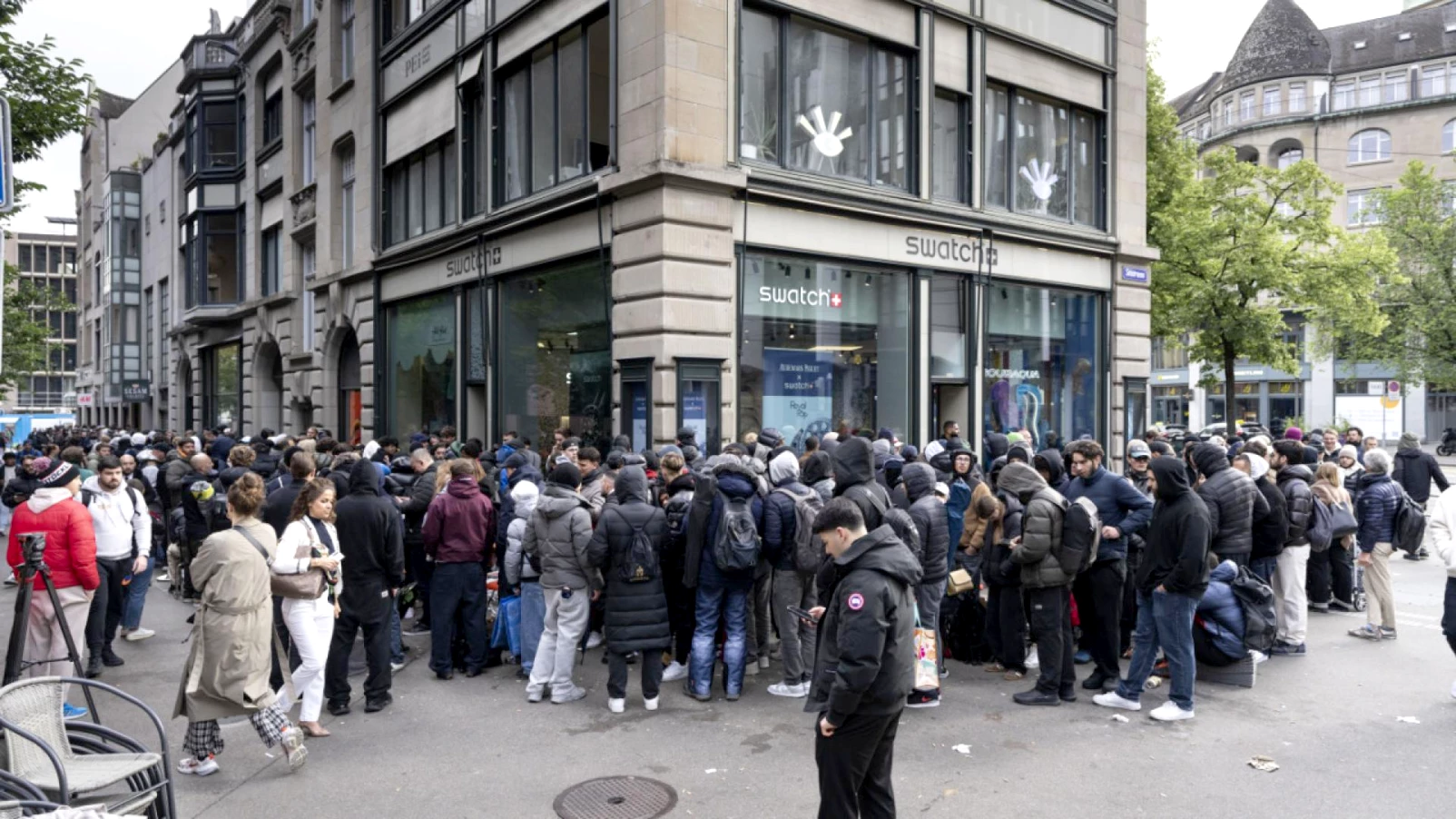 Swatch et Audemars Piguet : files d'attente pour la Royal Pop