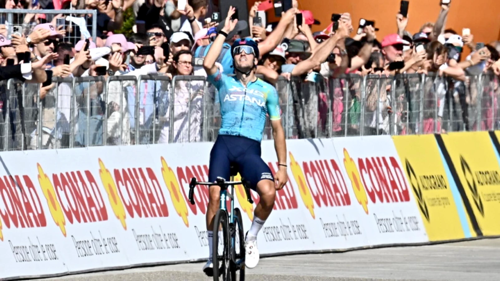 Bettiol gagne la 13e étape du Giro en solitaire à Verbania