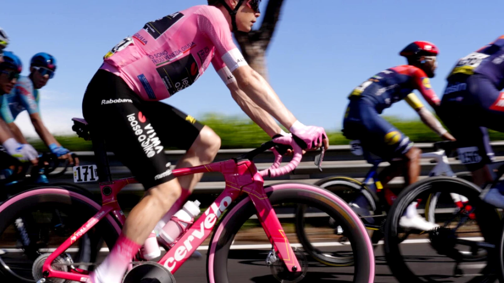 Jonas Vingegaard remporte son premier Giro et complète le triplé