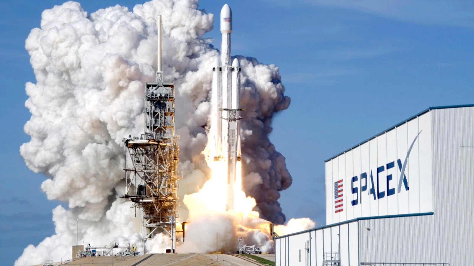 SpaceX lance Falcon 9 à Cap Canaveral avant son entrée en bourse