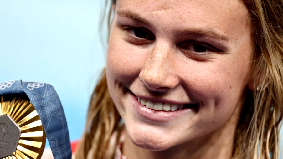 Summer McIntosh bat le record du monde du 200 m 4 nages lors des sélections canadiennes Summer McIntosh bat le record du monde du 200 m 4 nages lors des sélections canadiennes