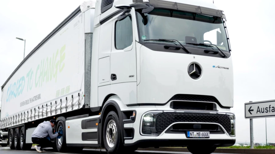 Toyota et Daimler Truck s'unissent pour créer un leader mondial des poids lourds avec Hino et Mitsubishi Fuso Toyota et Daimler Truck s'unissent pour créer un leader mondial des poids lourds avec Hino et Mitsubishi Fuso