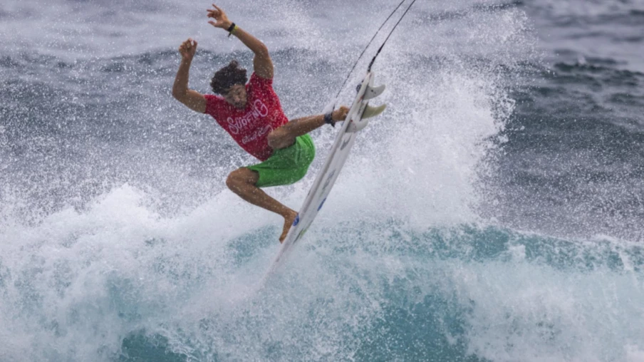 Yago Dora et Molly Picklum sacrés champions du monde de surf aux Fidji