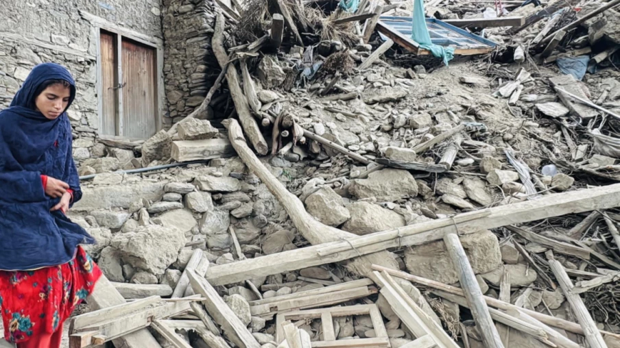 Séisme en Afghanistan: des rescapés isolés attendent l'aide