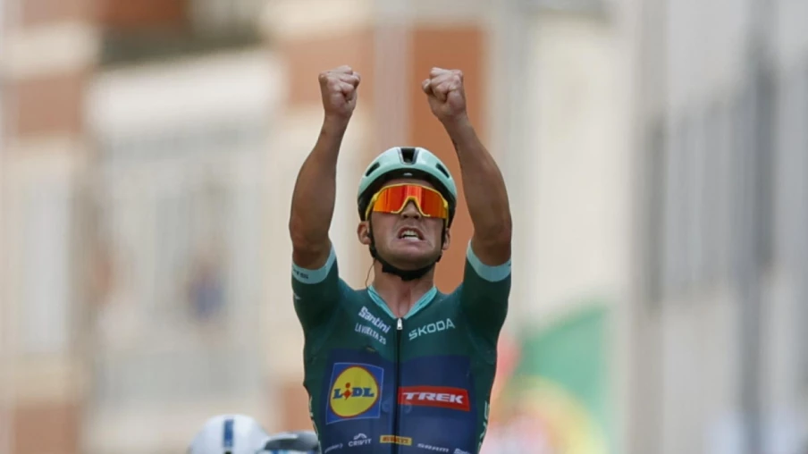 Mads Pedersen (maillot vert) remporte la 15e étape du Tour d'Espagne