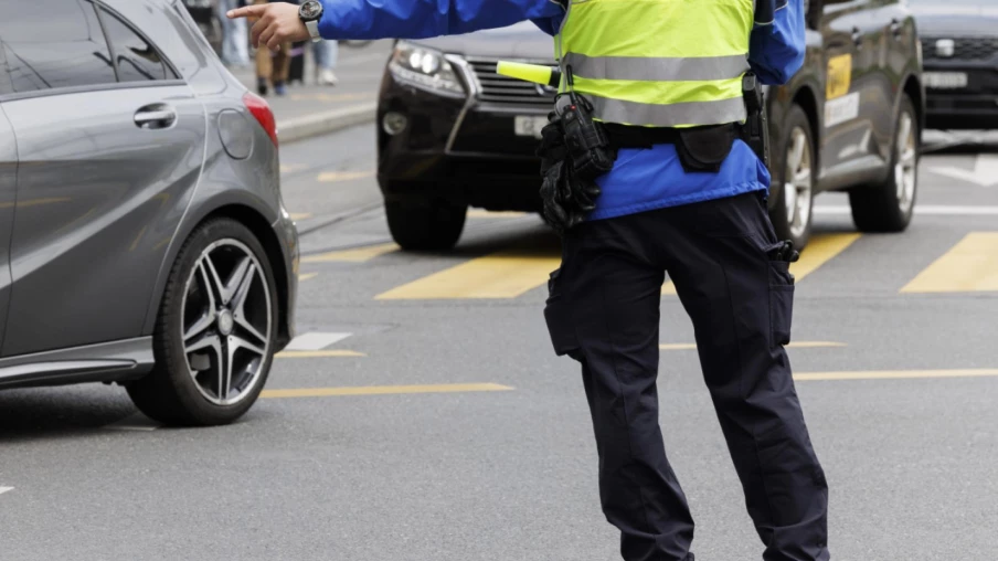 Carouge: voiture embardée percute vitrine d'une quincaillerie, 2 blessés