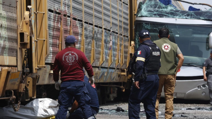 Mexique: train percute un bus au passage à niveau, au moins 10 morts