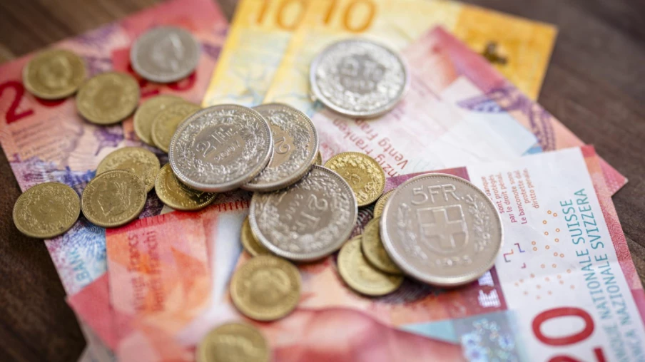 UBS: statut de valeur refuge du franc pèse sur l'économie suisse