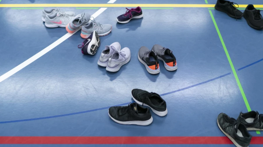 Douches scolaires Neuchâtel: maillots de bain et cloisons