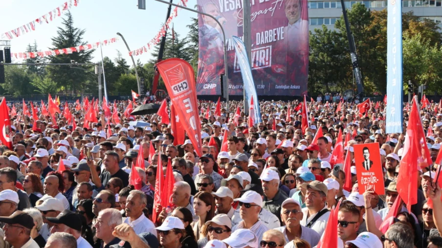 50 000 manifestants à Ankara pour le CHP avant une audience judiciaire