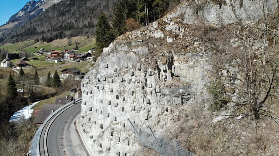 Micro-minages au sommet de la falaise Unter der Burg à Bellegarde (FR)