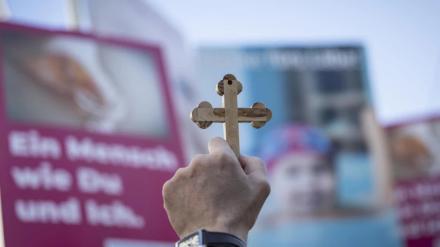 Zurich: 2 000 manifestants anti-avortement à Oerlikon, police en force