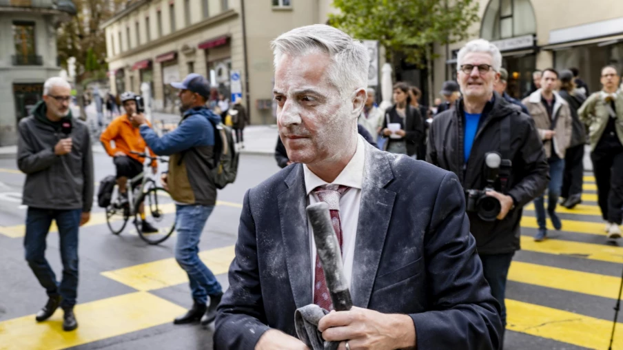 Lausanne inaugure 11 bancs arc-en-ciel et trans contestés