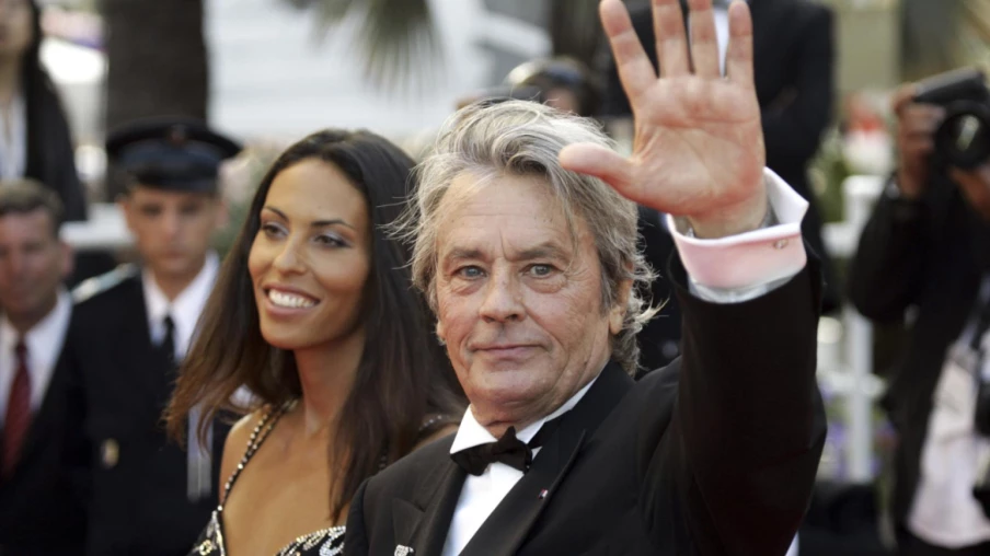 Filiation d'Ari Boulogne rejetée : paternité d'Alain Delon prescrite