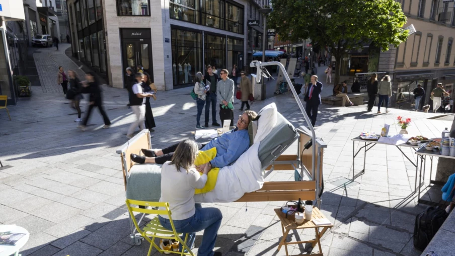 Lausanne: un lit médicalisé au marché pour évoquer la fin de vie