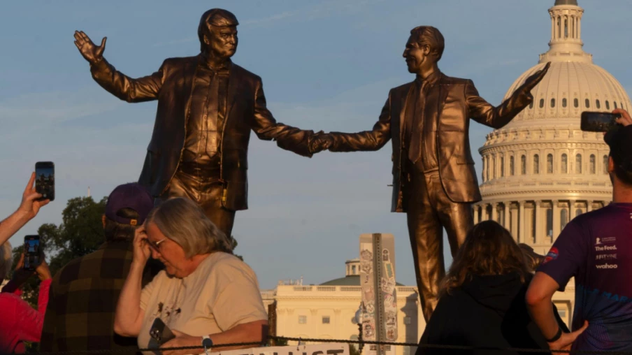 Statue satirique de Trump et Epstein réinstallée sur le National Mall